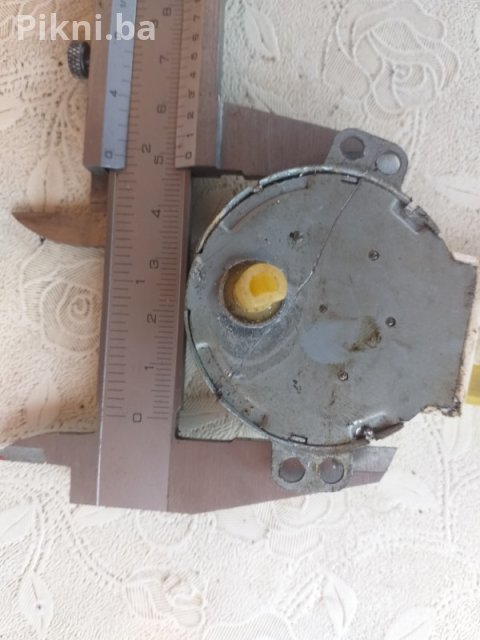 Elektro motor sa reduktorom 220v 4-5 obr 5w elektromotor