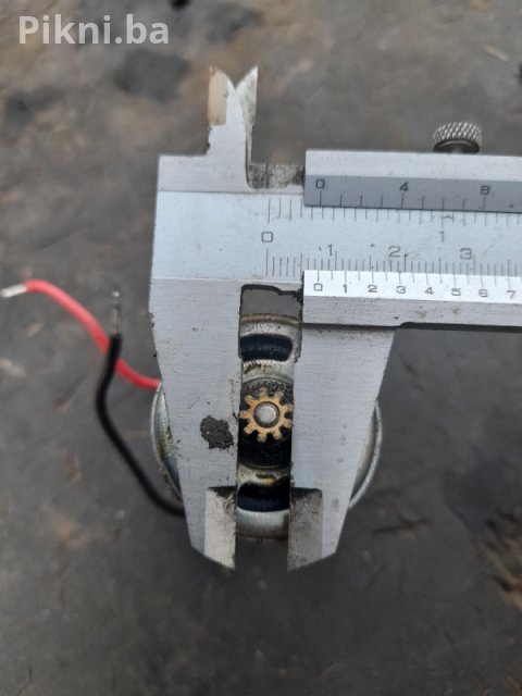 Snažan DC Motor sa Zupčanikom 12V (za hobi i alate)