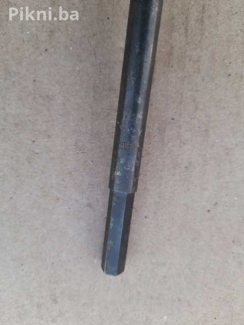 Prodajem izuzetno kvalitetan vodomjer od renomiranog proizvođača INSA / Industrija Satova Zemun (ISZ). Vodomjer je klasične veličine 20 mm (ili 3/4 inča) i pogodan je za ugradnju u sve standardne kućne i industrijske priključke.  Kvalitet izrade: Tijelo od robusnog mesinga (bronza) garantuje dug vijek trajanja i otpornost na koroziju.  Stanje: Iako je vodomjer bio u upotrebi (očitavanje je 7620m3), izvana je u odličnom, očuvanom stanju, što je vidljivo i na slikama.  Upotreba: Idealan za sekund 5