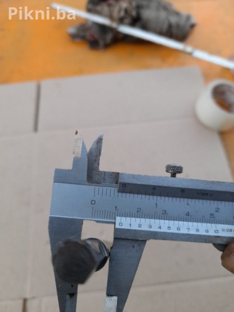 Prodajem izuzetno kvalitetan vodomjer od renomiranog proizvođača INSA / Industrija Satova Zemun (ISZ). Vodomjer je klasične veličine 20 mm (ili 3/4 inča) i pogodan je za ugradnju u sve standardne kućne i industrijske priključke.  Kvalitet izrade: Tijelo od robusnog mesinga (bronza) garantuje dug vijek trajanja i otpornost na koroziju.  Stanje: Iako je vodomjer bio u upotrebi (očitavanje je 7620m3), izvana je u odličnom, očuvanom stanju, što je vidljivo i na slikama.  Upotreba: Idealan za sekund 4