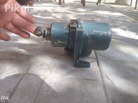 Prodajem motor od brisača 12V - Super ispravan, samo 50KM!  **Opis ** Pozdrav svima! Danas vam predstavljam motor od brisača za traktor, bager ili kombinirku. Ovaj motor radi besprekorno iu odličnom je stanju. Idealno rešenje za sve koji trebaju pouzdan deo za svoju mašinu. Cena je samo 50KM, što je prava prilika! Ne propustite, zovite odmah! Mobilni telefon I viber 066230-139 WhatsApp CJENA BRZE DOSTAVE 11KM 6