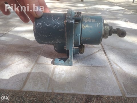 Prodajem motor od brisača 12V - Super ispravan, samo 50KM!  **Opis ** Pozdrav svima! Danas vam predstavljam motor od brisača za traktor, bager ili kombinirku. Ovaj motor radi besprekorno iu odličnom je stanju. Idealno rešenje za sve koji trebaju pouzdan deo za svoju mašinu. Cena je samo 50KM, što je prava prilika! Ne propustite, zovite odmah! Mobilni telefon I viber 066230-139 WhatsApp CJENA BRZE DOSTAVE 11KM 5
