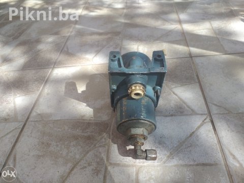 Prodajem motor od brisača 12V - Super ispravan, samo 50KM!  **Opis ** Pozdrav svima! Danas vam predstavljam motor od brisača za traktor, bager ili kombinirku. Ovaj motor radi besprekorno iu odličnom je stanju. Idealno rešenje za sve koji trebaju pouzdan deo za svoju mašinu. Cena je samo 50KM, što je prava prilika! Ne propustite, zovite odmah! Mobilni telefon I viber 066230-139 WhatsApp CJENA BRZE DOSTAVE 11KM 3