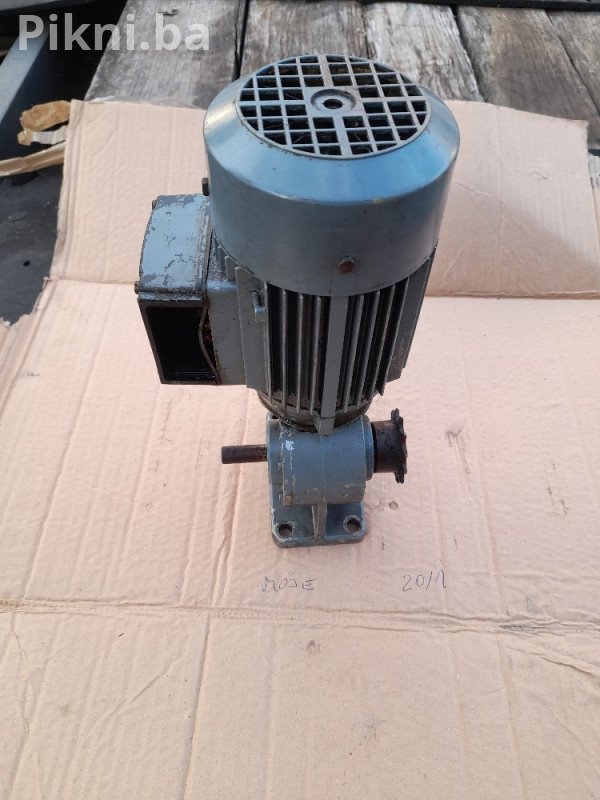 Trofazni ELEKTROMOTOR sa REDUKTOROM (0.18 kW) | Izlaz 65 u min