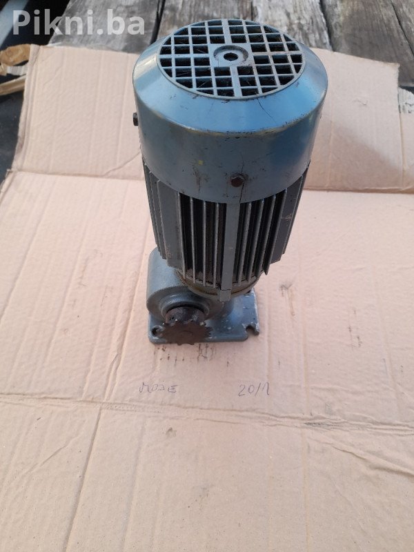 Trofazni ELEKTROMOTOR sa REDUKTOROM (0.18 kW) | Izlaz 65 u min