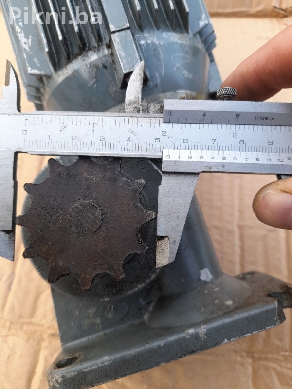 Trofazni ELEKTROMOTOR sa REDUKTOROM (0.18 kW) | Izlaz 65 u min