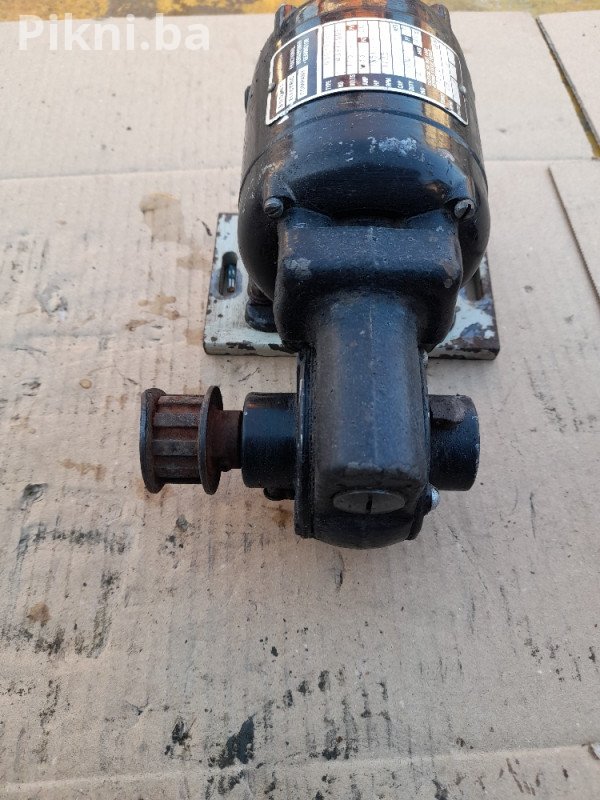 Elektro motor sa reduktorom 110v 1750/29 obrtaja elektromotori