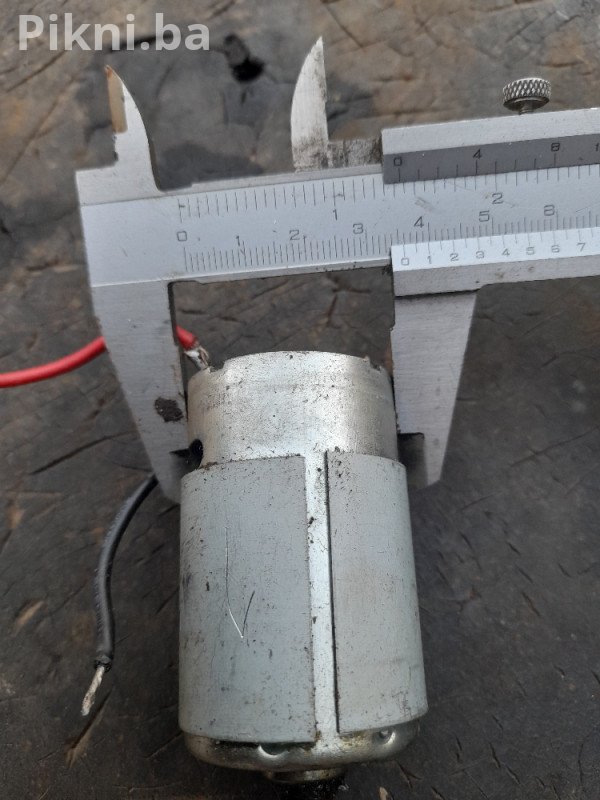 Snažan DC Motor sa Zupčanikom 12V (za hobi i alate)
