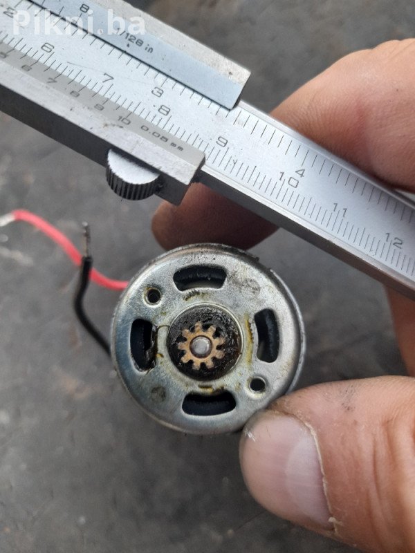 Snažan DC Motor sa Zupčanikom 12V (za hobi i alate)