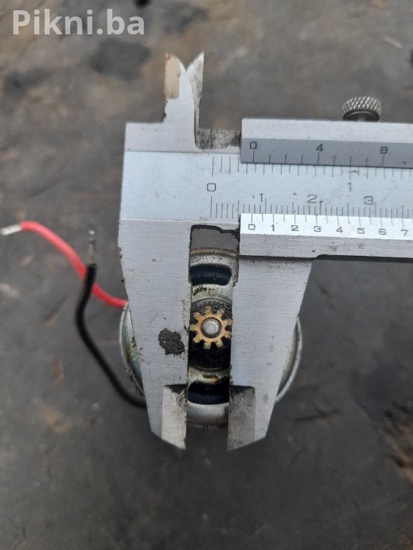 Snažan DC Motor sa Zupčanikom 12V (za hobi i alate)