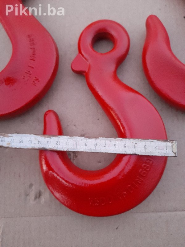 Na prodaju originalni, očuvani kočioni ventil za vazdušne kočione sisteme (poznat kao rinšlajf ili brzoodbojni ventil). Dio je idealan za reparaciju, rezervu ili restauraciju starijih komercijalnih vozila (npr. FAP, TAM).  ⭐️ KLJUČNE SPECIFIKACIJE:  Namjena: Brzoodbojni (rinšlajf) kočioni ventil.  Poreklo: MADE IN YUGOSLAVIA (Originalni, rijetki industrijski dio).  Oznaka dijela: 50-3300.  Proizvođač: ORVD (Vidljivo na pločici).  Materijal: Izdržljivo metalno kućište.  Stanje: Korišteno, vizuel