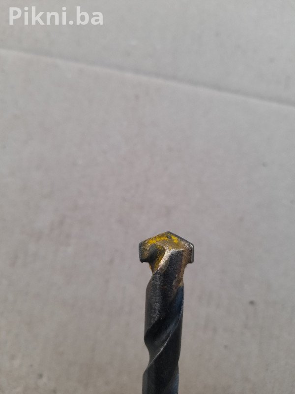 Prodajem izuzetno kvalitetan vodomjer od renomiranog proizvođača INSA / Industrija Satova Zemun (ISZ). Vodomjer je klasične veličine 20 mm (ili 3/4 inča) i pogodan je za ugradnju u sve standardne kućne i industrijske priključke.  Kvalitet izrade: Tijelo od robusnog mesinga (bronza) garantuje dug vijek trajanja i otpornost na koroziju.  Stanje: Iako je vodomjer bio u upotrebi (očitavanje je 7620m3), izvana je u odličnom, očuvanom stanju, što je vidljivo i na slikama.  Upotreba: Idealan za sekund