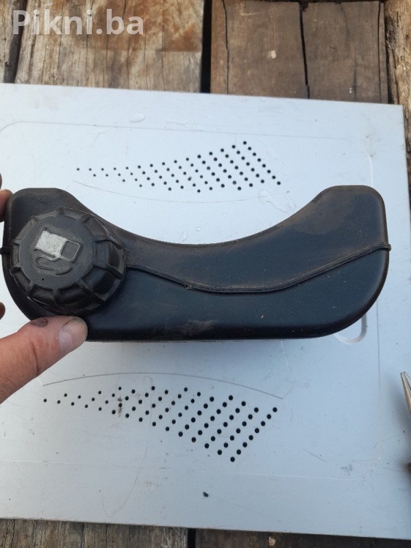 Hitna prodaja plastičnog rezervoara od kosačice - samo 20 KM!