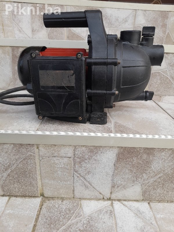 Prodajem prenosnu pumpu za vodu - Savršena za vrt i baštu!