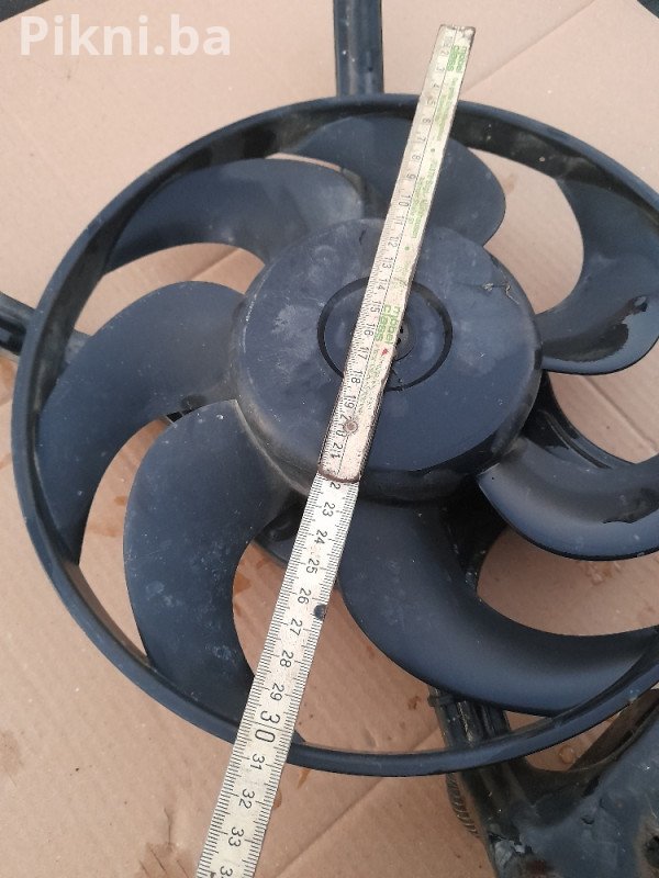 ODMAH ZA PRODAJU: VENTILATOR HLADNJAKA BOSCH (12V) - ISPRAVAN