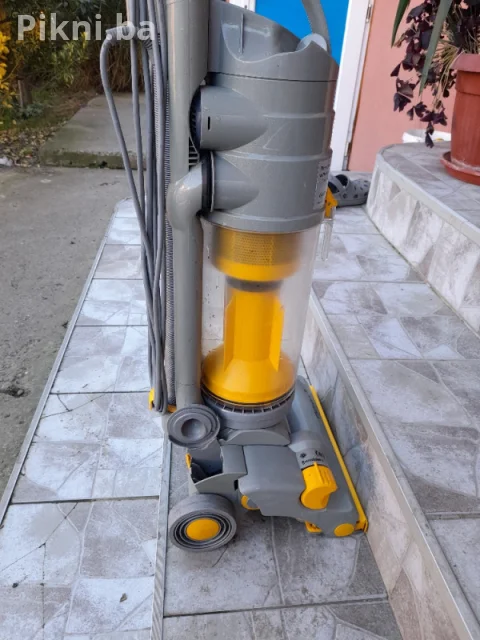 Stapni usisivac DYSON DC04 kicni usisivaci citaj pod detaljno 10