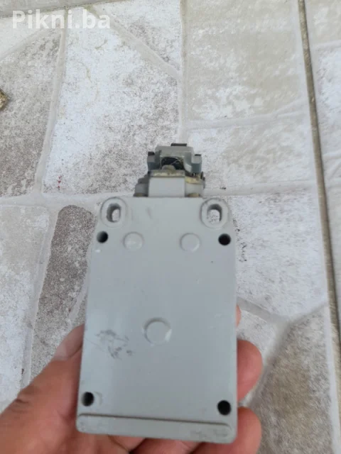 INDUSTRIJSKI KRAJNJI PREKIDAČI SIEMENS 3SE2 (Aluminijum) - 6 KOMA 4