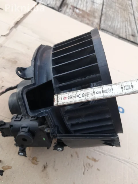 Prodajem ventilator kabine / puhalo za VW, Audi, Škodu (BOSCH 0 1 8