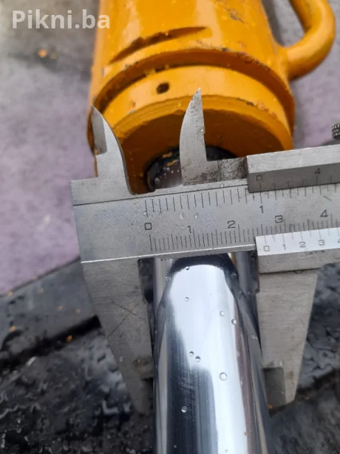 Hidraulicni cilindar klip 45cm traktor bager utovarivac skip Mf 3