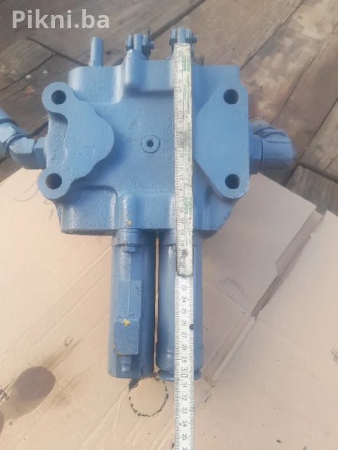 Hidraulicni razvodnik traktor bager skip utovarivac kombinirka 3