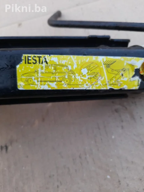 Auto dizalica sa lozom ford fiesta 6