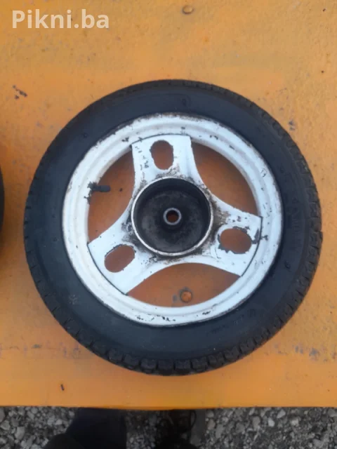 PRODAJEM KOMPLET OD DVA (2) potpuno ispravna koračna motora (Stepper Motor) proizvođača NMB-MAT, model PM42L-048-XRV4.  Motor je izvađen iz ispravne opreme i potpuno je funkcionalan. Idealno za projekte robotike, CNC mašine, 3D printere, zamjenu u originalnoj opremi ili druge DIY projekte.  Ključne karakteristike:  Model: PM42L-048-XRV4 (PM42 serija)  Količina: 2 komada  Tip: Koračni (Stepper)  Proizvođač: NMB-MAT  Stanje: Ispravno, sa originalnim zupčanicima na osovini (kao na slikama).  KONTA 6