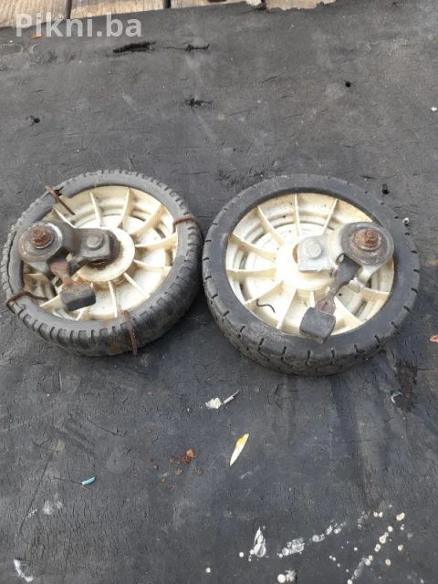 Prodajem prednje točkove za kosilicu Honda Kosilica 5