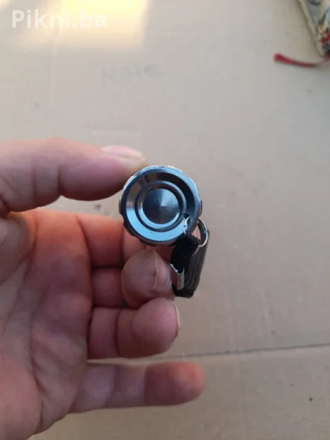 NEKORIŠTENA ALUMINIJUMSKA LED LAMPA (12 LED DIODA) 4