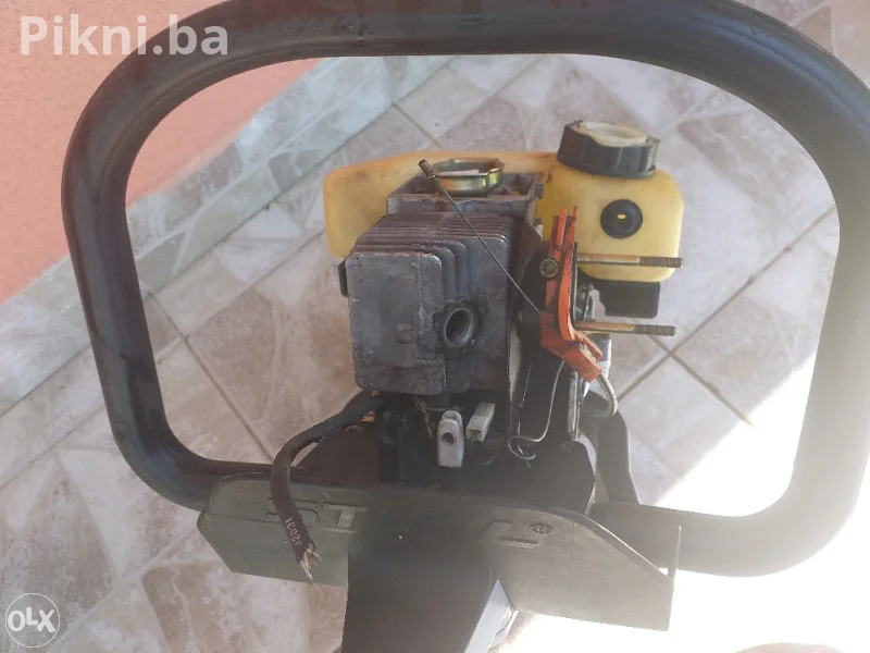 Profesionalni trimer STIHL HS80 za živu ogradu