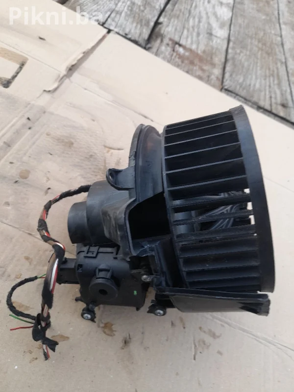 Prodajem ventilator kabine / puhalo za VW, Audi, Škodu (BOSCH 0 1