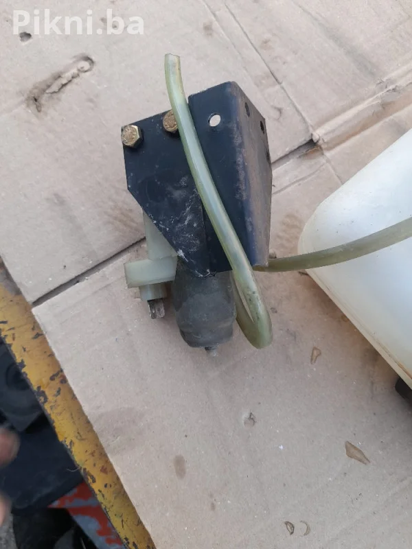 Posuda i pumpica za pranje stakla Mercedes L 608 12V (80 KM)
