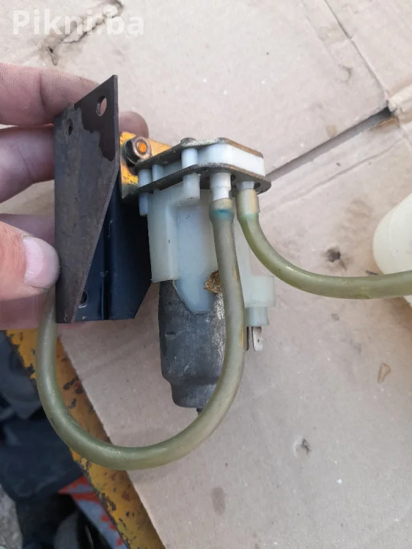 Posuda i pumpica za pranje stakla Mercedes L 608 12V (80 KM)
