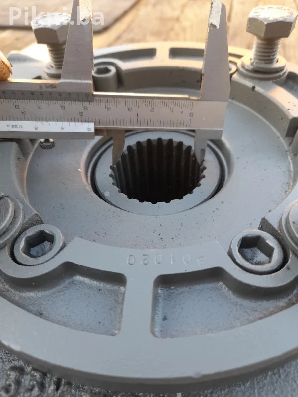 GOTOVO NOV! Brevini Reduktor BZ 690 CS - SAMO 500 Radnih Sati