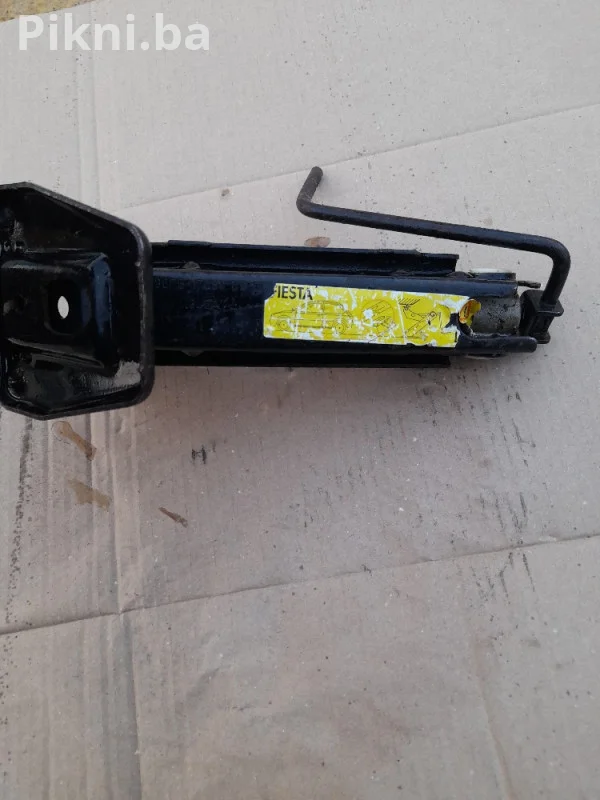 Auto dizalica sa lozom ford fiesta