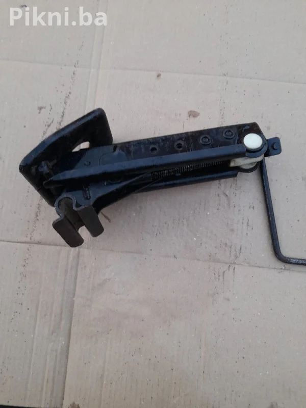 Auto dizalica sa lozom ford fiesta