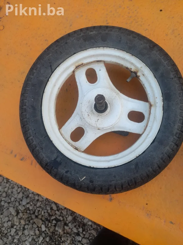 PRODAJEM KOMPLET OD DVA (2) potpuno ispravna koračna motora (Stepper Motor) proizvođača NMB-MAT, model PM42L-048-XRV4.  Motor je izvađen iz ispravne opreme i potpuno je funkcionalan. Idealno za projekte robotike, CNC mašine, 3D printere, zamjenu u originalnoj opremi ili druge DIY projekte.  Ključne karakteristike:  Model: PM42L-048-XRV4 (PM42 serija)  Količina: 2 komada  Tip: Koračni (Stepper)  Proizvođač: NMB-MAT  Stanje: Ispravno, sa originalnim zupčanicima na osovini (kao na slikama).  KONTA