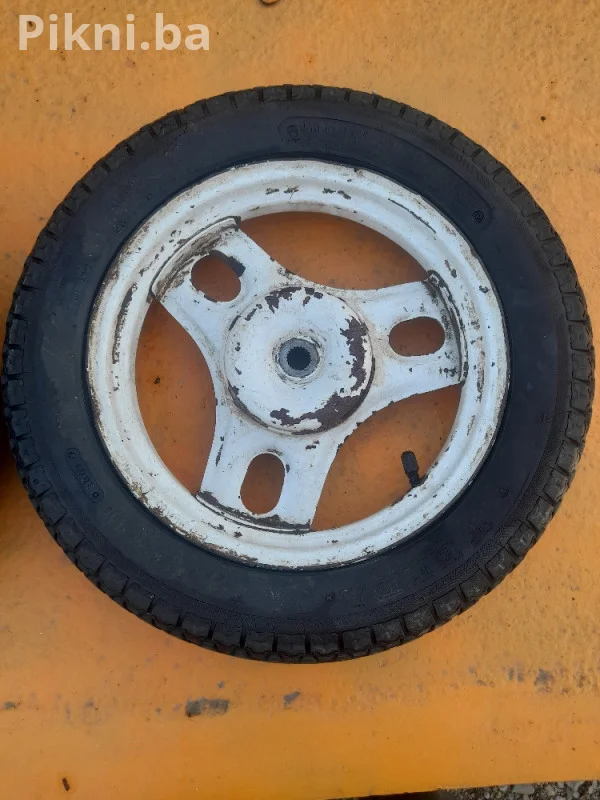 PRODAJEM KOMPLET OD DVA (2) potpuno ispravna koračna motora (Stepper Motor) proizvođača NMB-MAT, model PM42L-048-XRV4.  Motor je izvađen iz ispravne opreme i potpuno je funkcionalan. Idealno za projekte robotike, CNC mašine, 3D printere, zamjenu u originalnoj opremi ili druge DIY projekte.  Ključne karakteristike:  Model: PM42L-048-XRV4 (PM42 serija)  Količina: 2 komada  Tip: Koračni (Stepper)  Proizvođač: NMB-MAT  Stanje: Ispravno, sa originalnim zupčanicima na osovini (kao na slikama).  KONTA
