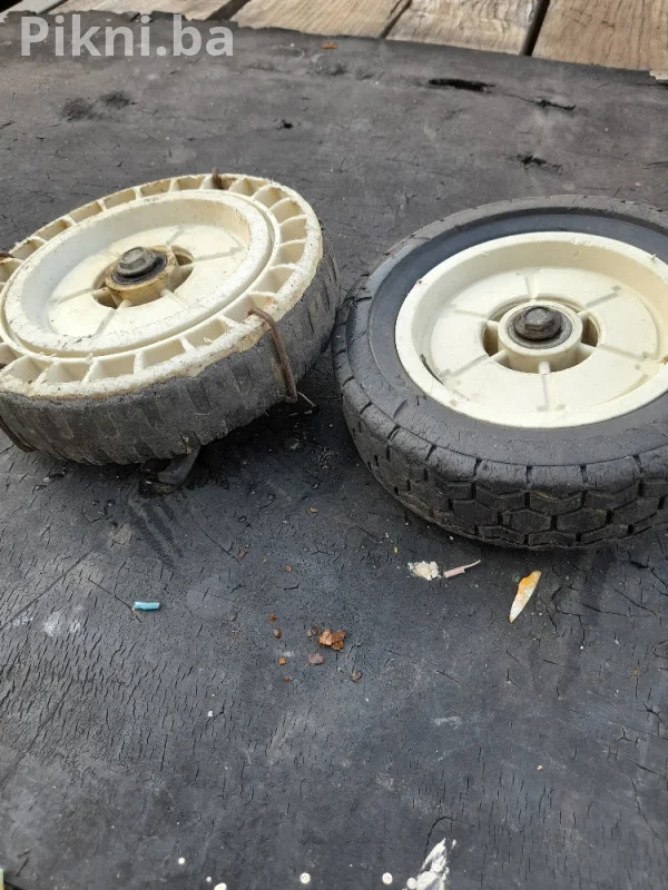 Prodajem prednje točkove za kosilicu Honda Kosilica