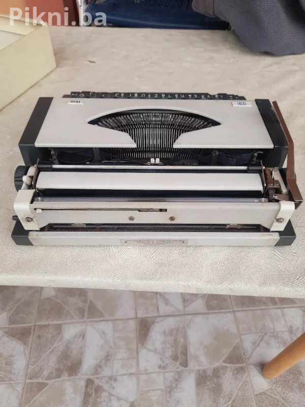 RASPRODAJA! VINTAGE PISAĆA MAŠINA IBM/UNIS (Bugojno)