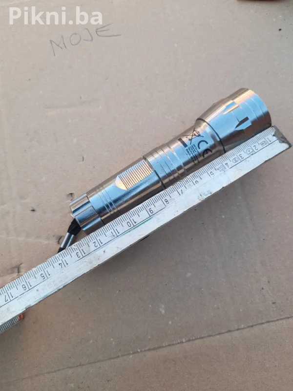 NEKORIŠTENA ALUMINIJUMSKA LED LAMPA (12 LED DIODA)